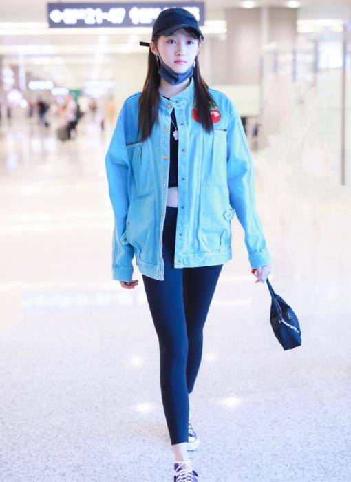 一身|关晓彤穿打底裤现身,全程被“筷子腿”抢镜,我P都P不出这效果