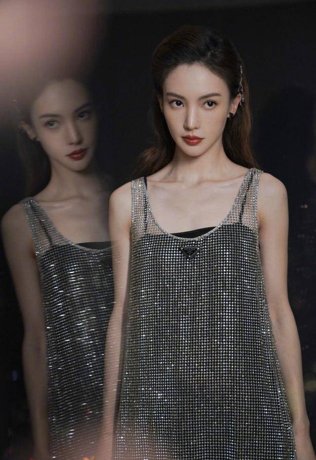 黑色|金晨机场私服生图，黑色深v针织开衫配牛仔长裤，深开领好大胆