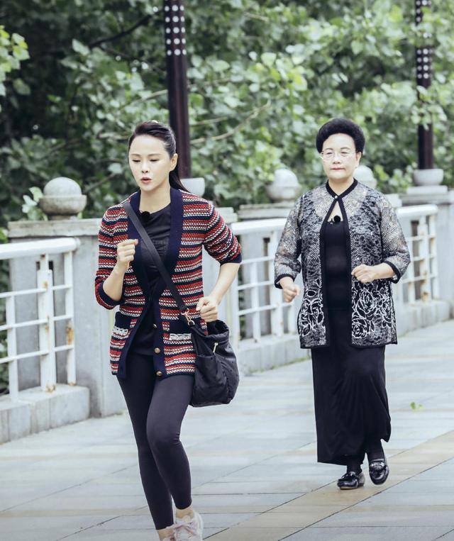 羊羔|伊能静挑衣服的眼光真“毒”，灰色大衣成熟优雅，温柔又有气场