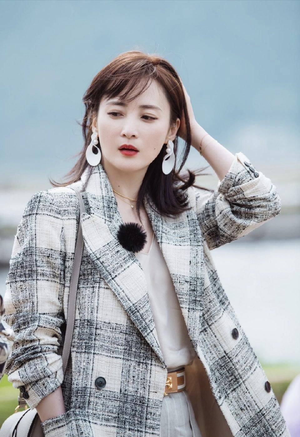健美裤|蒋勤勤穿宽松T恤走机场，配棒球帽还挺潮的，却被健美裤暴露年龄