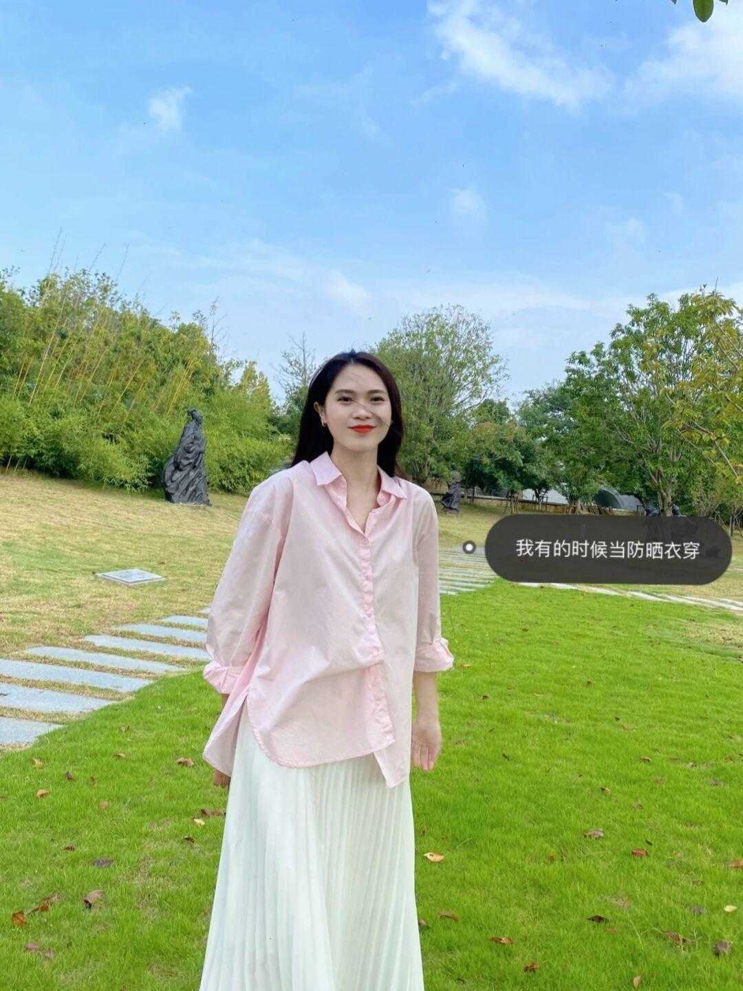 风衣|入秋以后怎么穿？衬衫搭配白色百褶裙简约时髦，干练又不失优雅