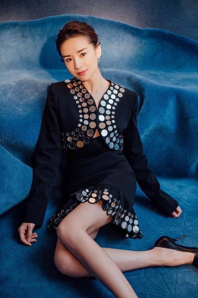 个性|董洁太会玩了！短裙下面套长裙，时尚效果竟然出奇的好