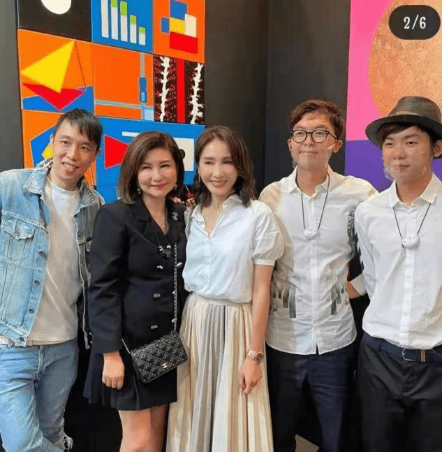 画展|黎姿现身画展合影，穿衬衫百褶裙很优雅，无修饰的脸还这么漂亮！