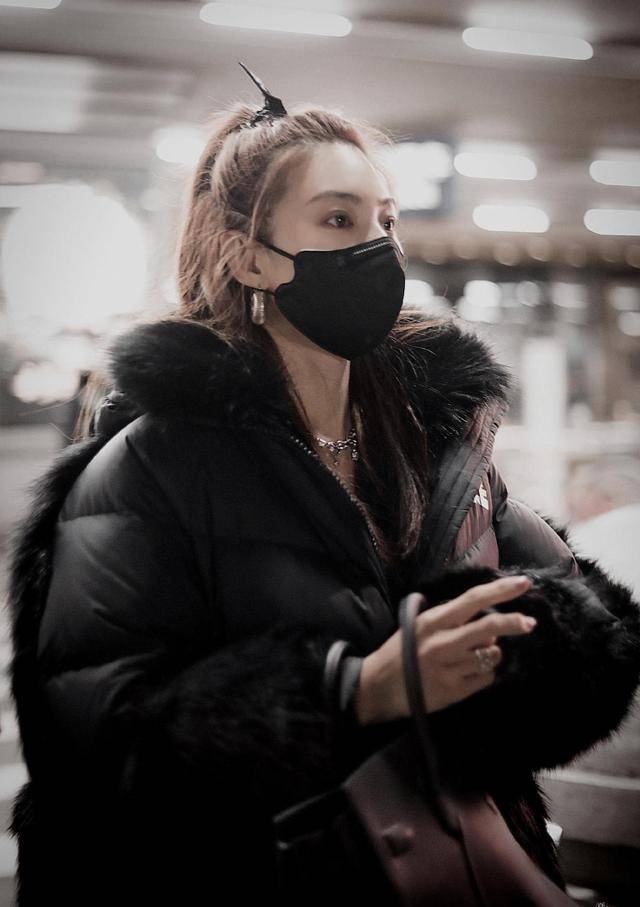 设计|张雨绮真的太爱“出风头”，抢眼的橘色羽绒服保暖高调，美得出众