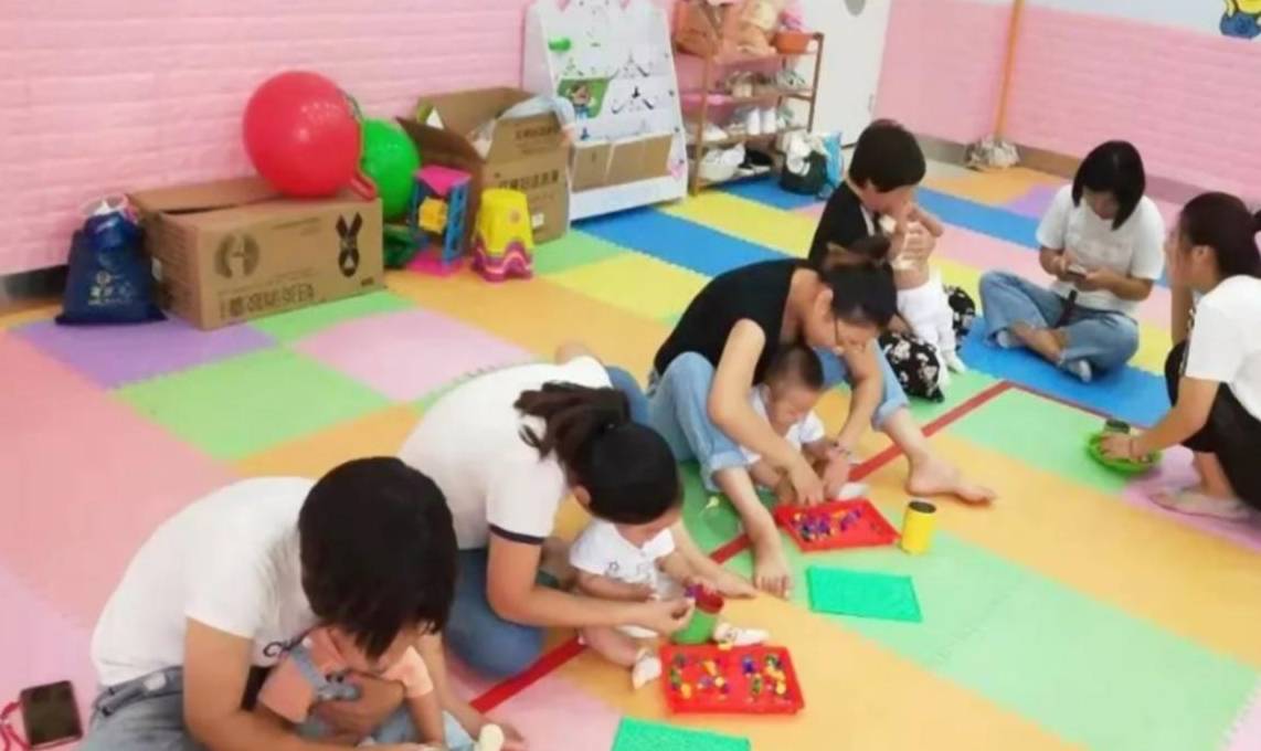 人群|第一天上幼儿园不哭的孩子，大多出自三种家庭，不愧见过“世面”