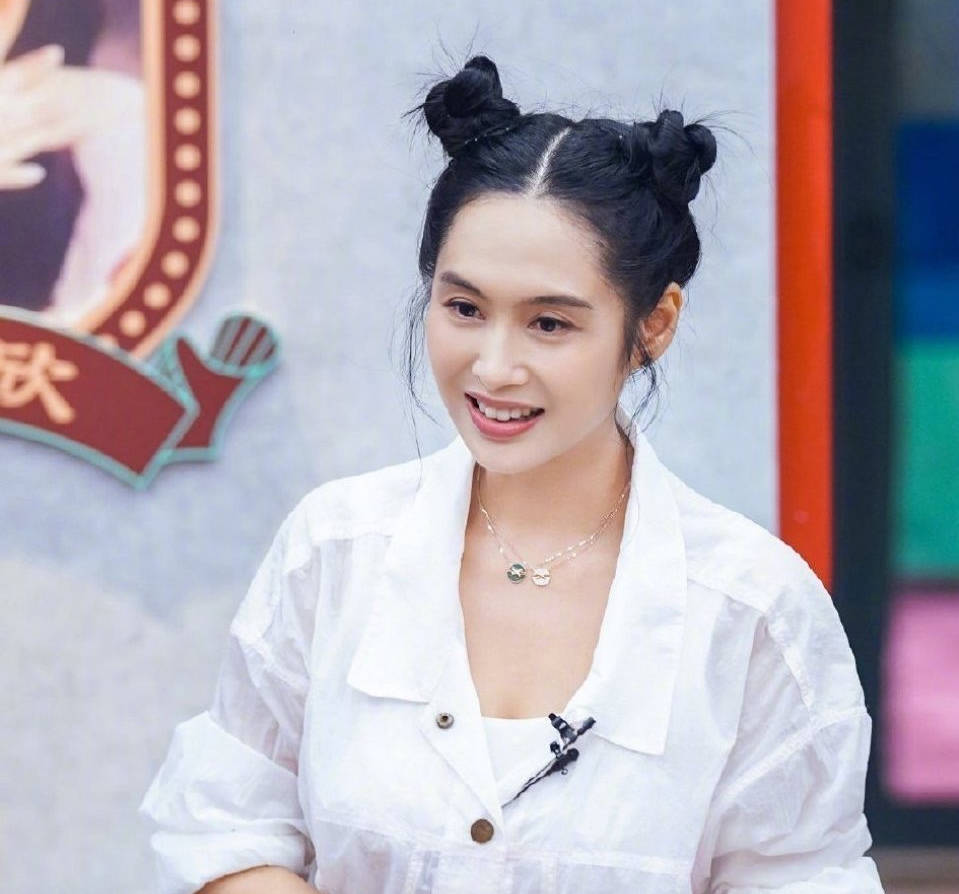 青春|朱茵49岁还追求少女感，穿短裙还扎“哪吒头”，却被双手暴露年龄