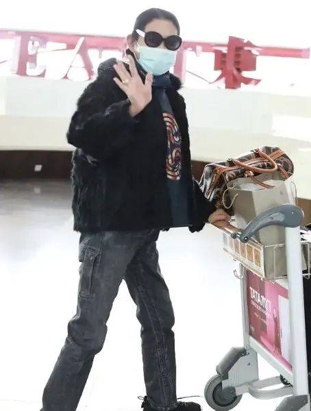 贵妇|62岁倪萍亮相机场，穿4200块卫衣搭皮草扮起贵妇范，比舞台上好看