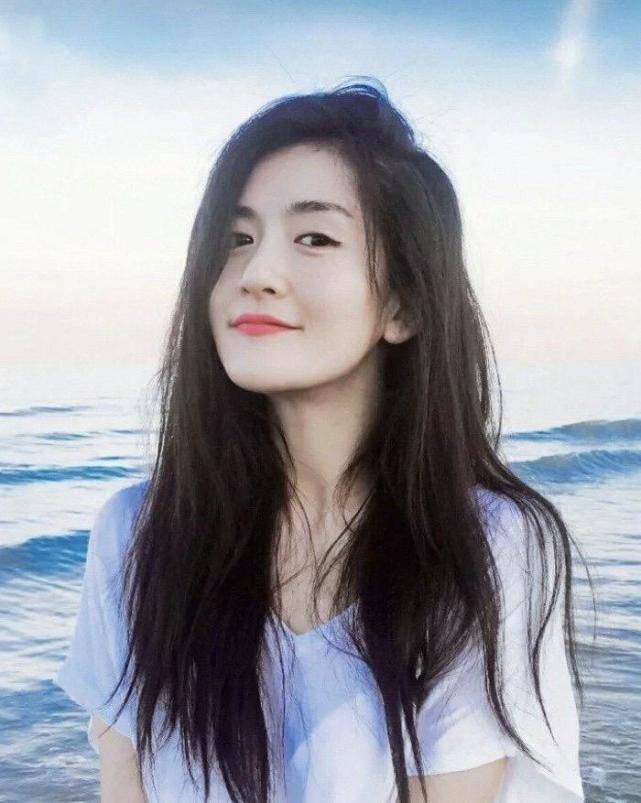 黑色|谢娜二胎产后首次现身机场，私服衣着舒适宽松，气色恢复不错