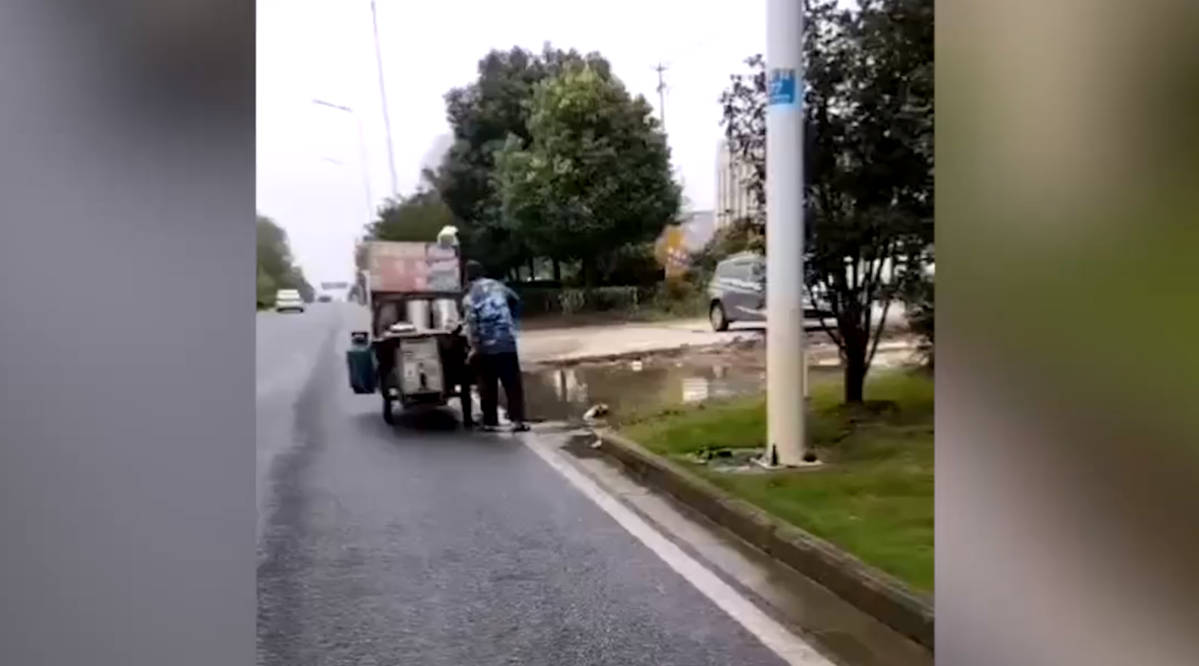 包子|安徽一早餐车主舀路边积水蒸包子，这样的早餐能吃吗？网友：水蒸汽很干净