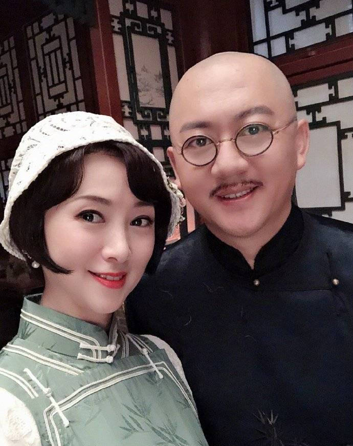 翁虹晒新剧民国造型照 与陈佩斯刘佩琦张晨光合影