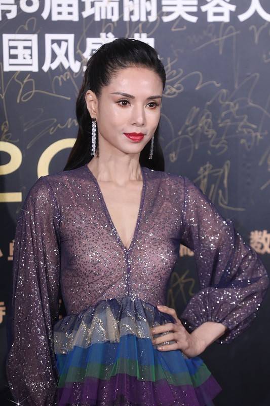 形象|“姑姑”李若彤穿礼服，还是很美，虽然略显老态，但真不像50多岁