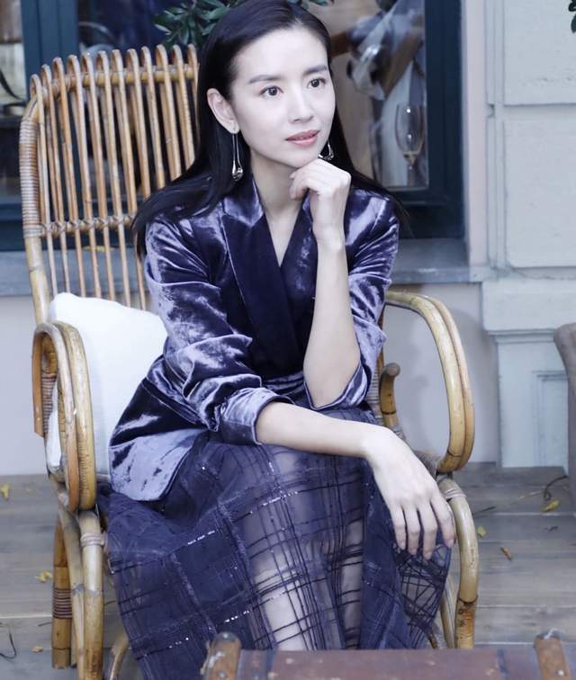 个性|董洁太会玩了！短裙下面套长裙，时尚效果竟然出奇的好