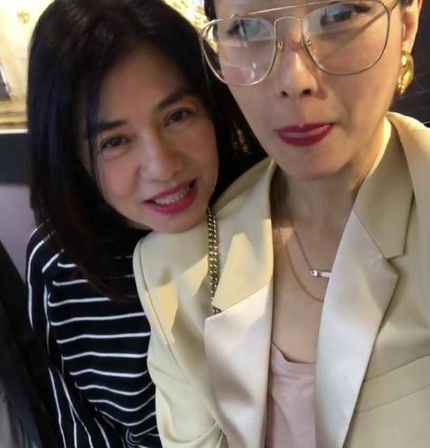 短裙|61岁钟楚红晒近照！穿一身大牌尽显总裁范，同框小12岁黎姿也不输