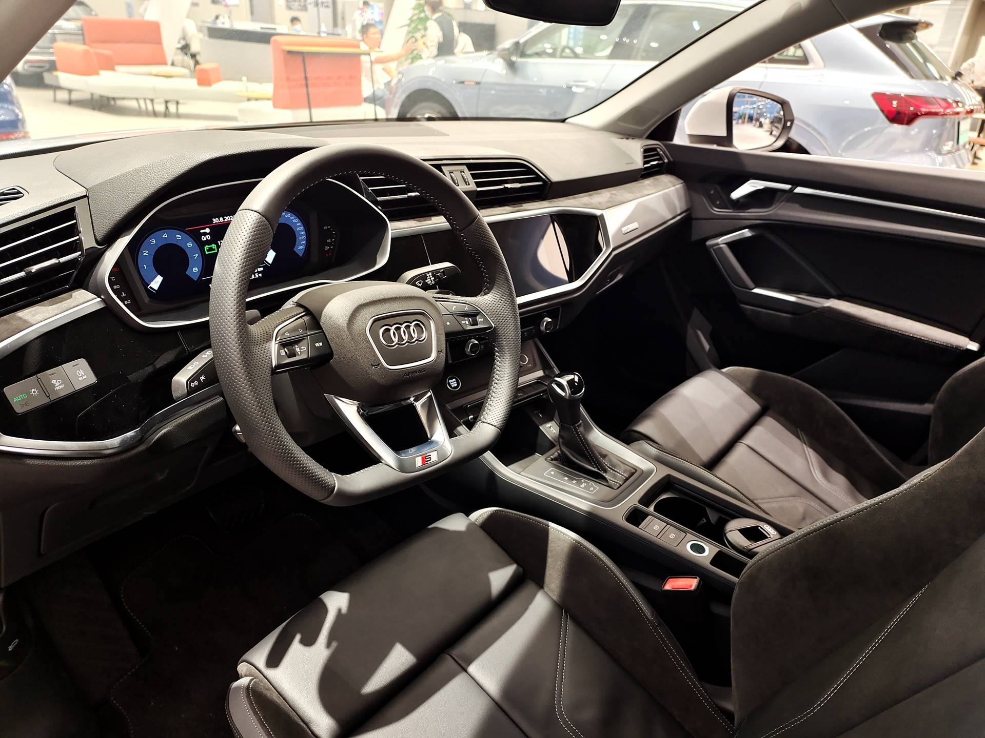 内饰方面,新车采用了和奥迪q3相同的内饰设计风格,配备有三幅式多功能