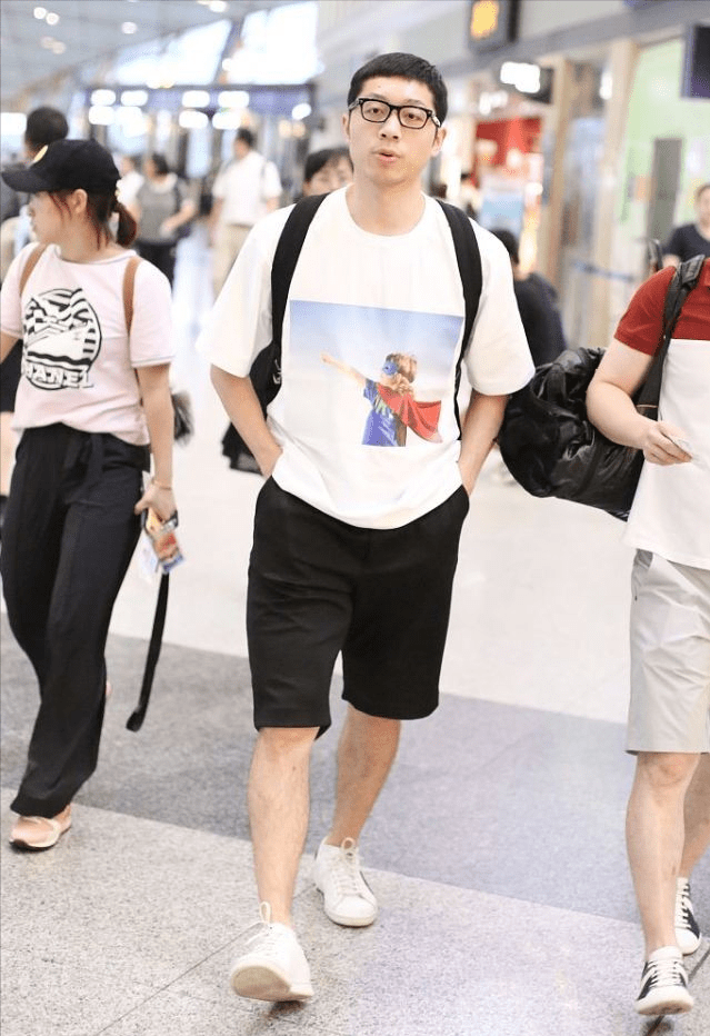 原创国乒喜剧人许昕有了31岁的稳重感白色t恤配短裤挺清新的