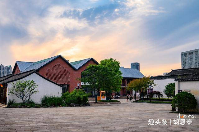 位于市区的青果巷，紧邻京杭大运河，是常州历史人文的“活化石”