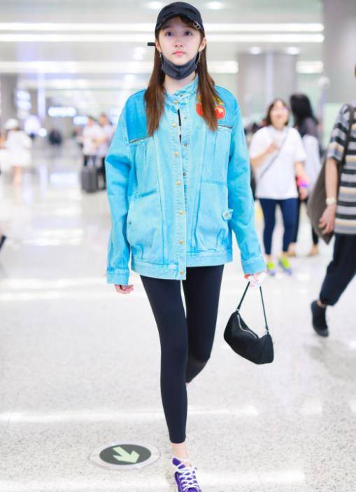 一身|关晓彤穿打底裤现身,全程被“筷子腿”抢镜,我P都P不出这效果