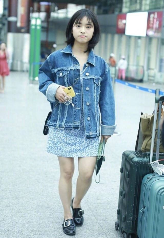 身材|沈月机场秀私服，牛仔外套叠加碎花短裙，“小萝莉”身材也挺萌