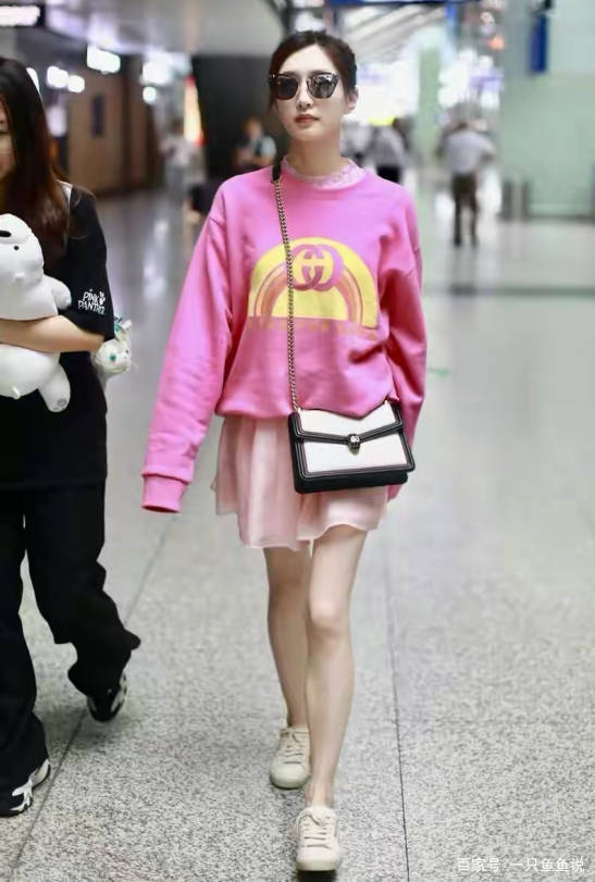 卫衣|气质女神江疏影“转型”了？粉红色卫衣配上墨镜，可爱+帅气