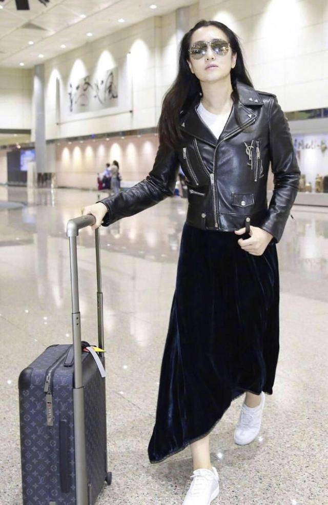 好身材|巩俐的气质真不是吹的，黑色皮衣配半身裙潇洒利落，气场全开