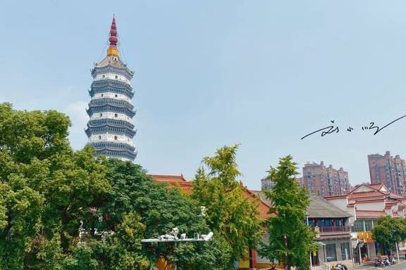 安徽省安庆市的“标志性寺庙”，就在长江边，大门口还有两只铁锚