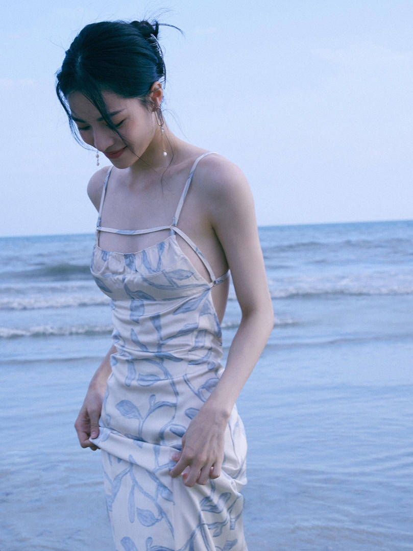 设计|钟楚曦的身材比例太完美，一袭吊带连衣裙性感优雅，美得让人心动