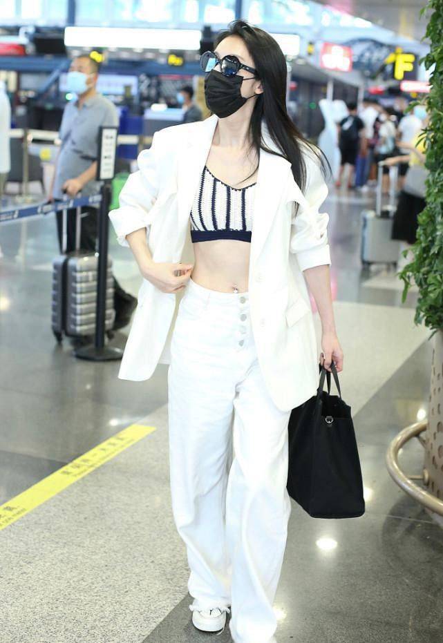 原创张俪越来越有女团范儿了西装套装配超短内搭秀身材脐环挺撩人