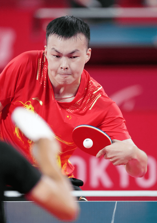 中国国乒独腿英雄夺金,激动到摔拍庆祝,闫硕:梦想实现了_闫帅