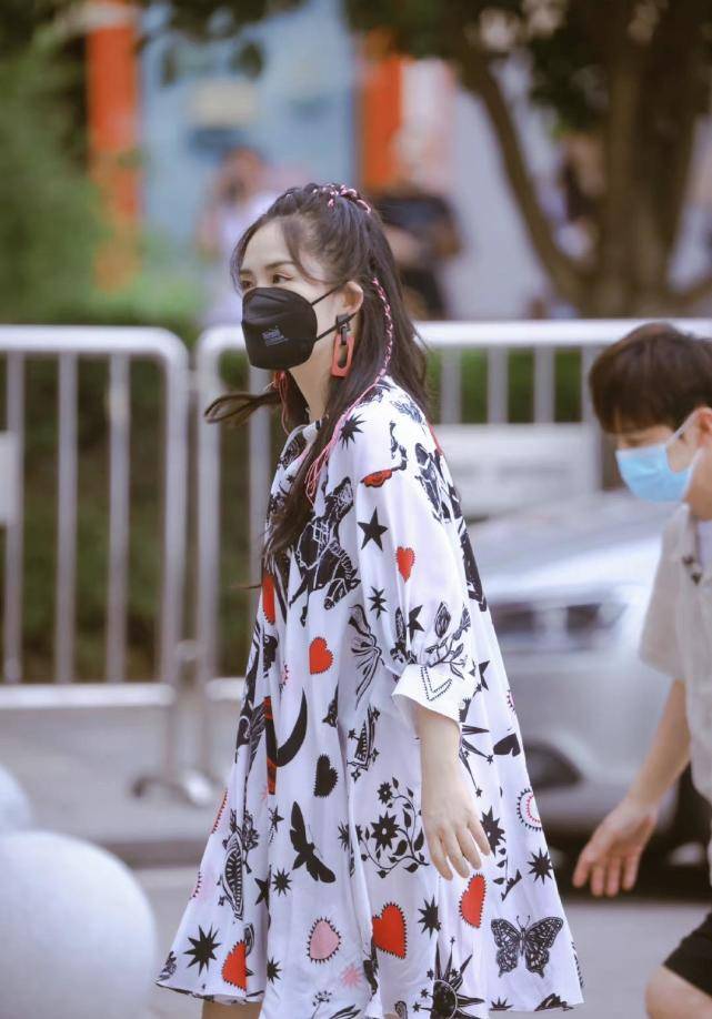 黑色|谢娜二胎产后首次现身机场，私服衣着舒适宽松，气色恢复不错