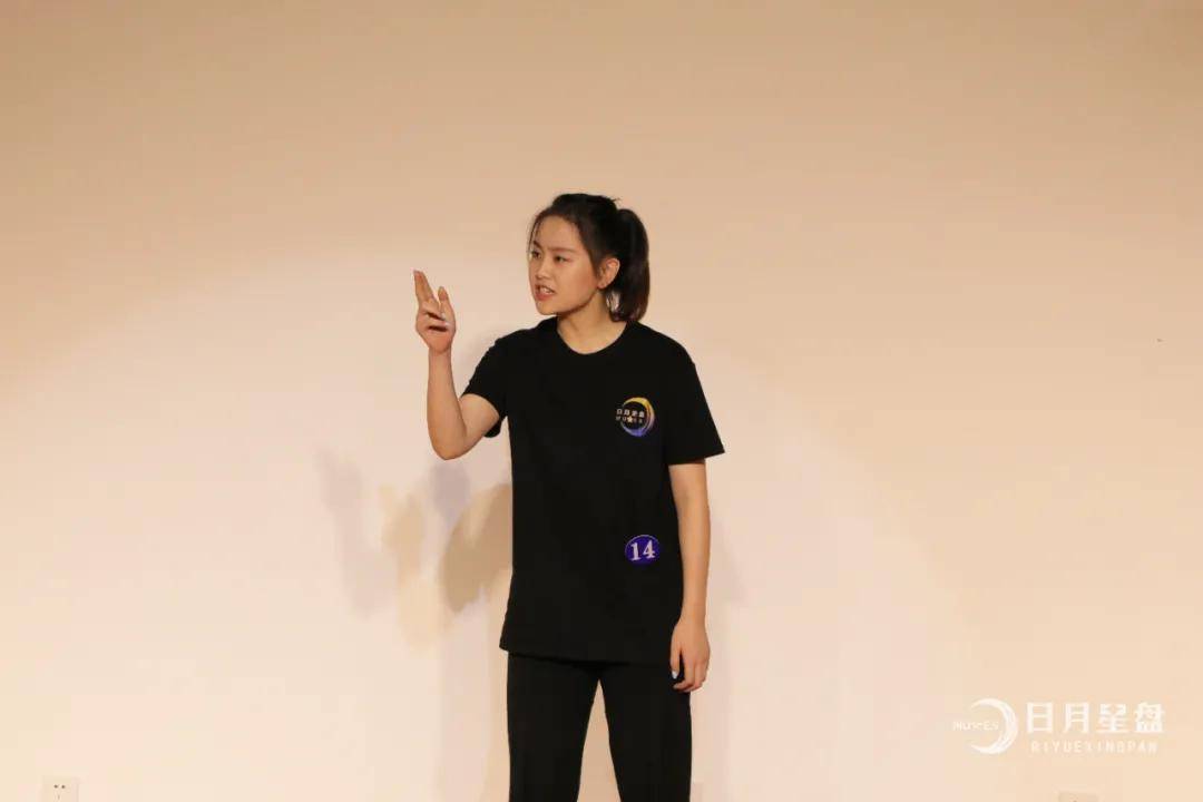 制定一个单人小品4,入学携带学生自带日常生活用品(如洗漱用品,被套