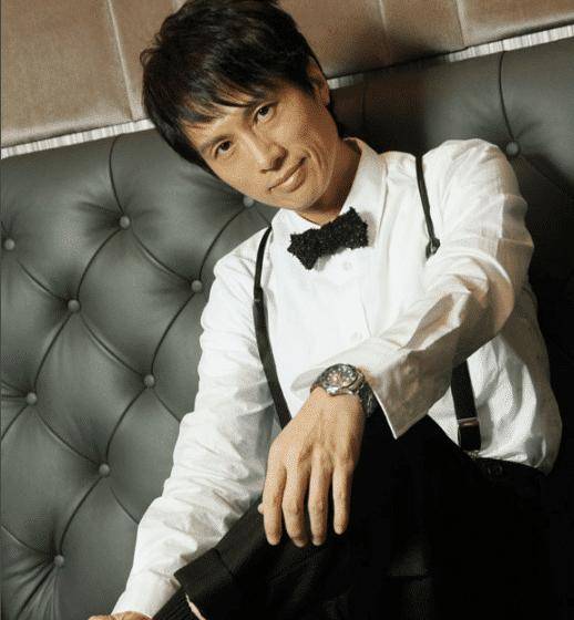 他虽然长得丑,却才华爆灯,香港人称他为"神",无数人为他疯狂