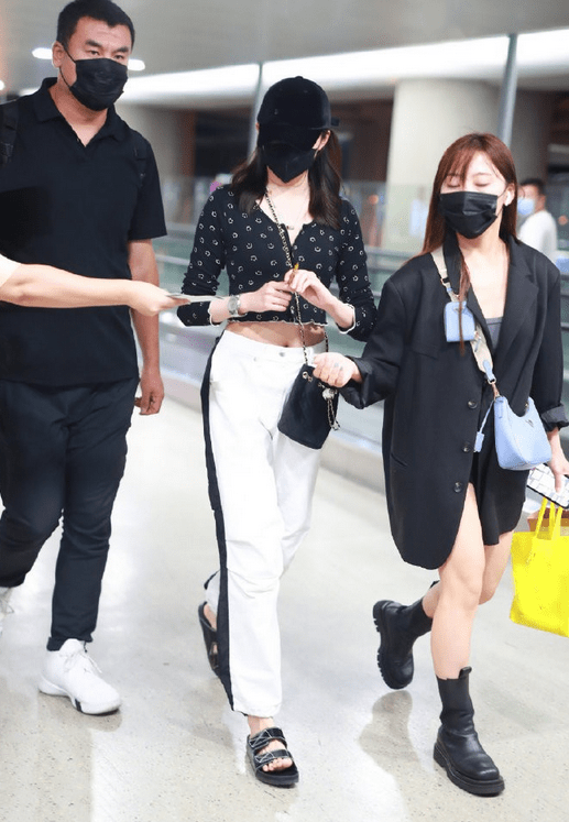 身材|关晓彤这身材太挑衣服,个子高胯宽肩也宽,穿小一码的T恤真自信