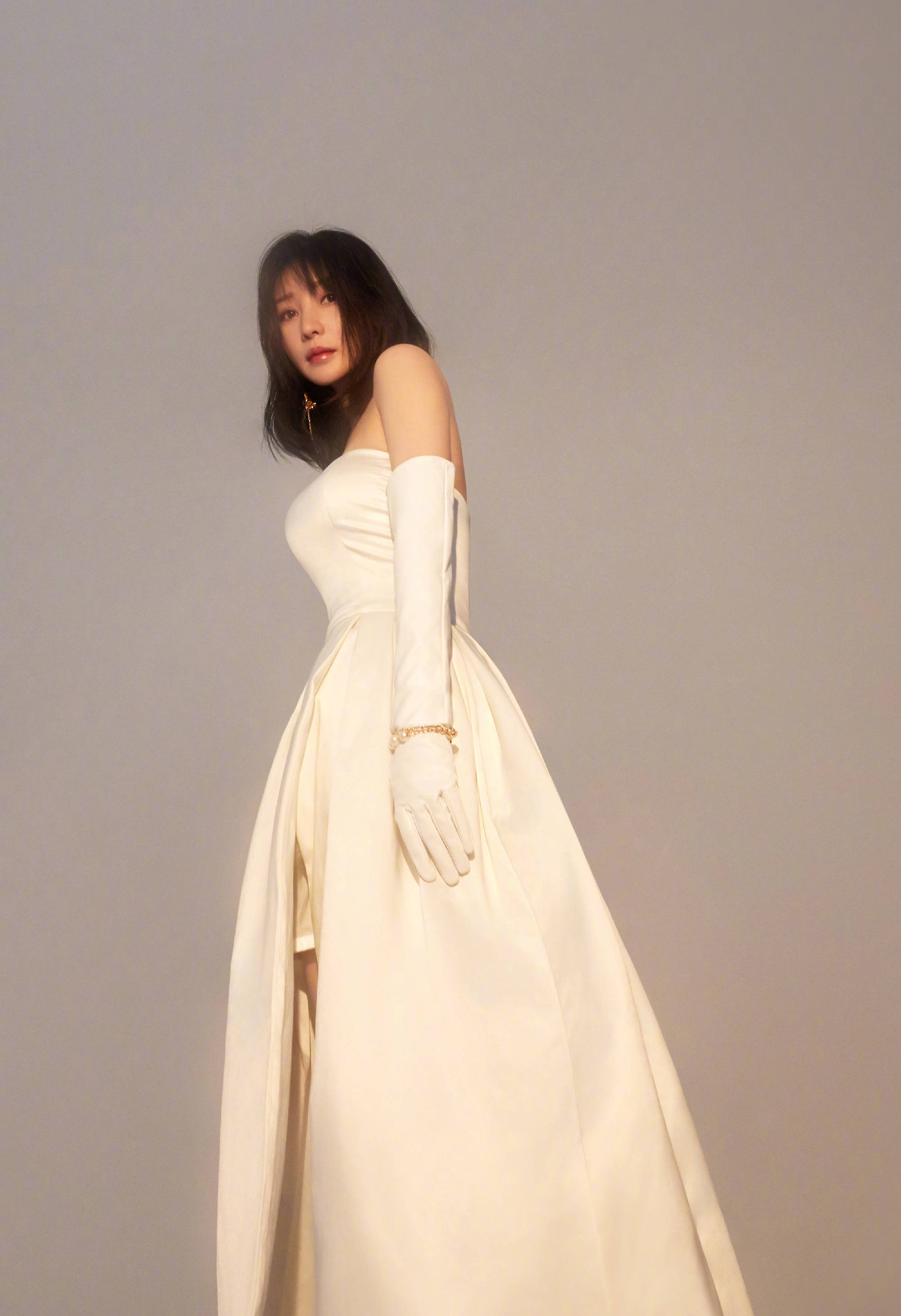 柳岩晒白色抹胸婚纱写真 大秀天使脸蛋魔鬼身材