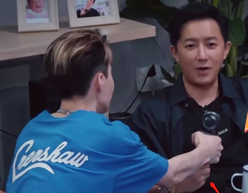 胸骨|刘宪华韩式综艺感又过头,拿筋膜枪怼韩庚太危险,节目组都慌了