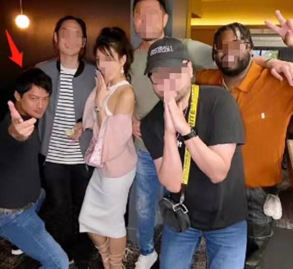 前夫|周迅前夫近照曝光！穿休闲装搂美女合影彻底放飞自我，身材胖不少