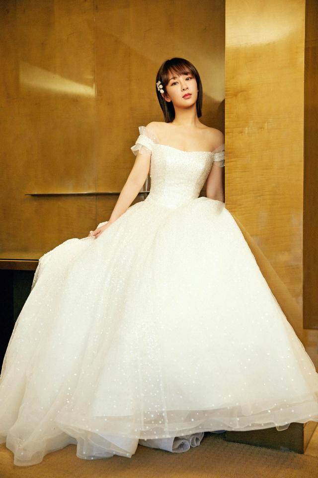 进行|杨紫真的太会穿了!身穿红色长款羽绒服保暖舒适,显白洋气好时髦