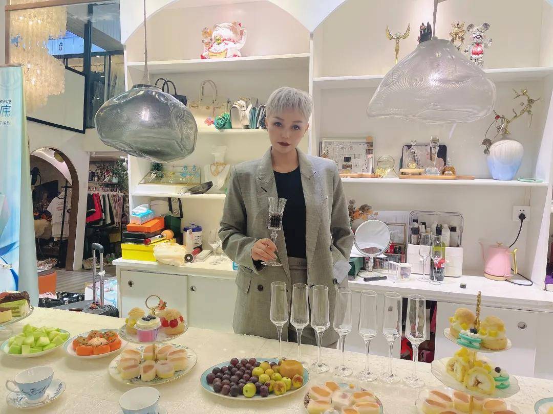 股东|尊享时装盛宴,共赴时尚秘境——打造专属你的气场