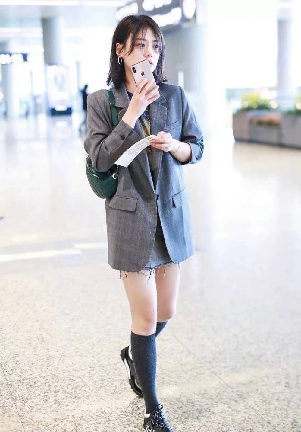 小个|马思纯瘦了真好看,白色针织衫搭小红裙,温柔初恋女神令人心动