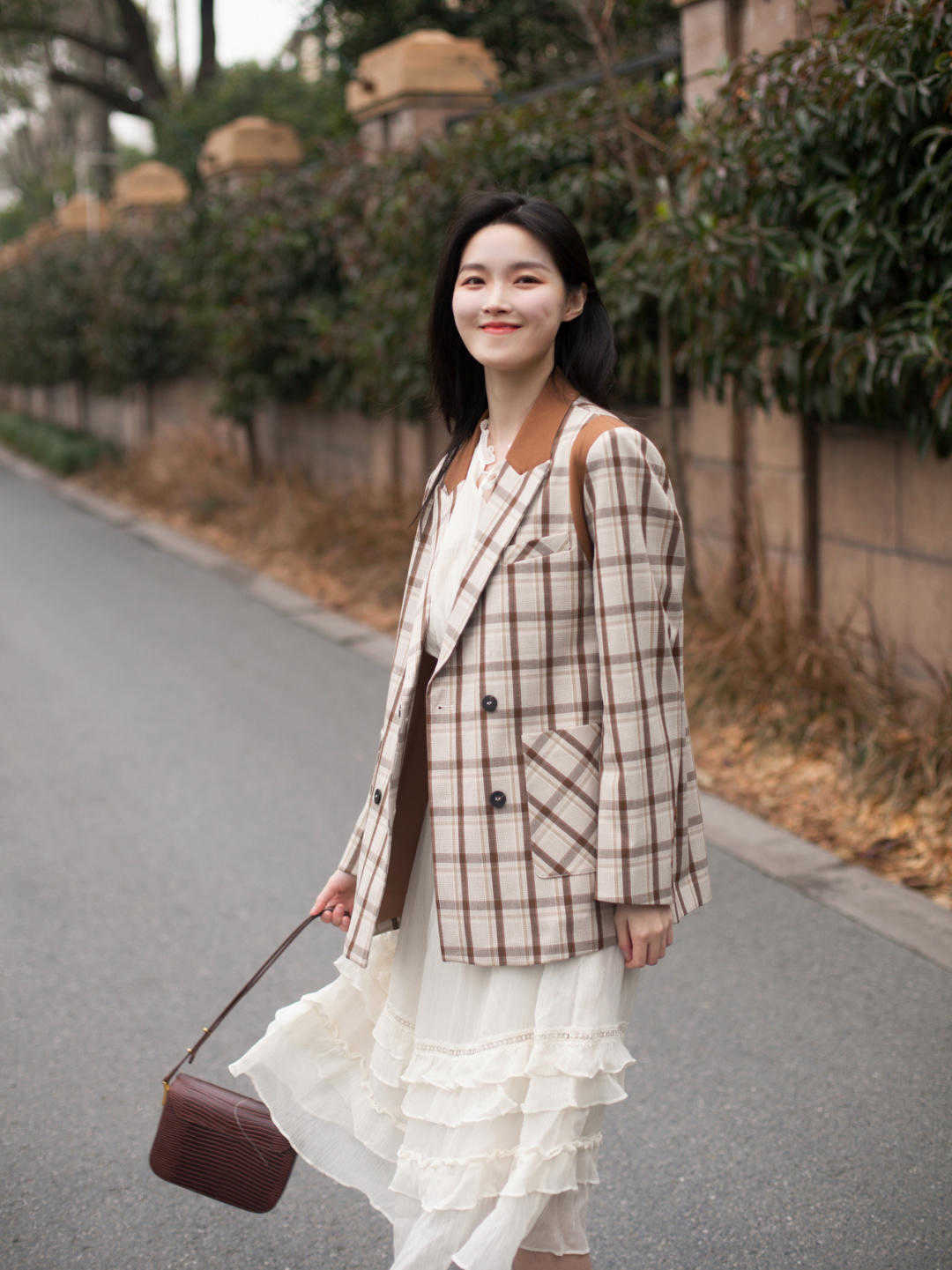 品位|秋季穿搭没头绪？格纹西服搭配连衣裙优雅温柔，时髦灵动