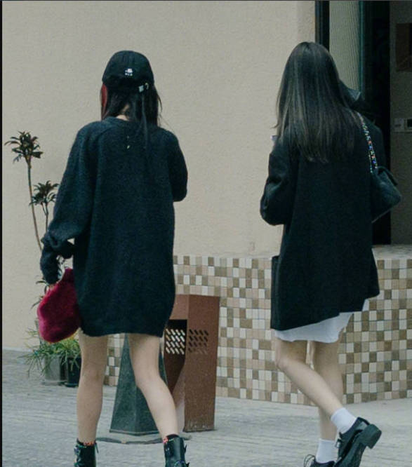 一身|“时尚女神”杨幂又逛街了！一身黑色穿搭，挑染的红色头发太惹眼