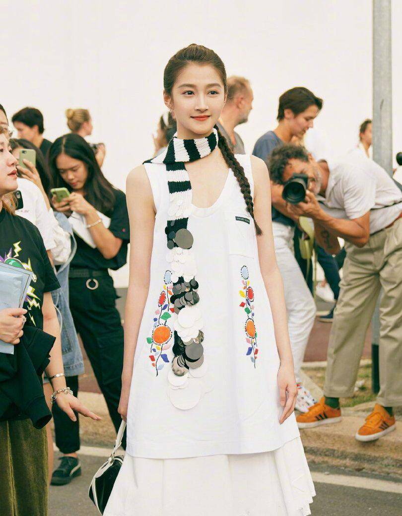 要求|网友要求众筹换造型师？关晓彤造型又翻车，把Prada穿成孕妇装