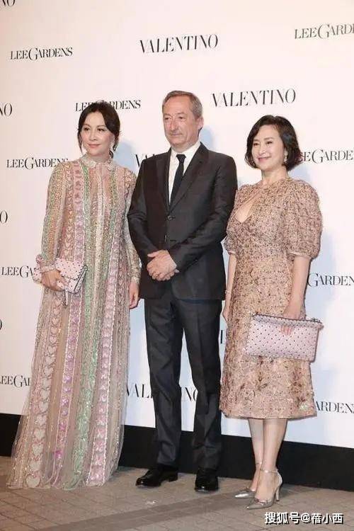 黑色|何超琼的“女掌门气质”太高级，穿一袭小黑裙，也能惊艳又气派