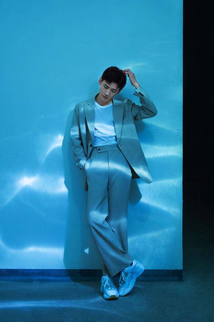 蓝色|白敬亭终于不“刚”了，穿一件米色西装好温柔，25岁尽显暖男气质