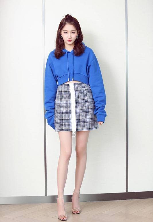 身材|关晓彤这身材太挑衣服，个子高胯宽肩也宽，穿小一码的T恤真自信