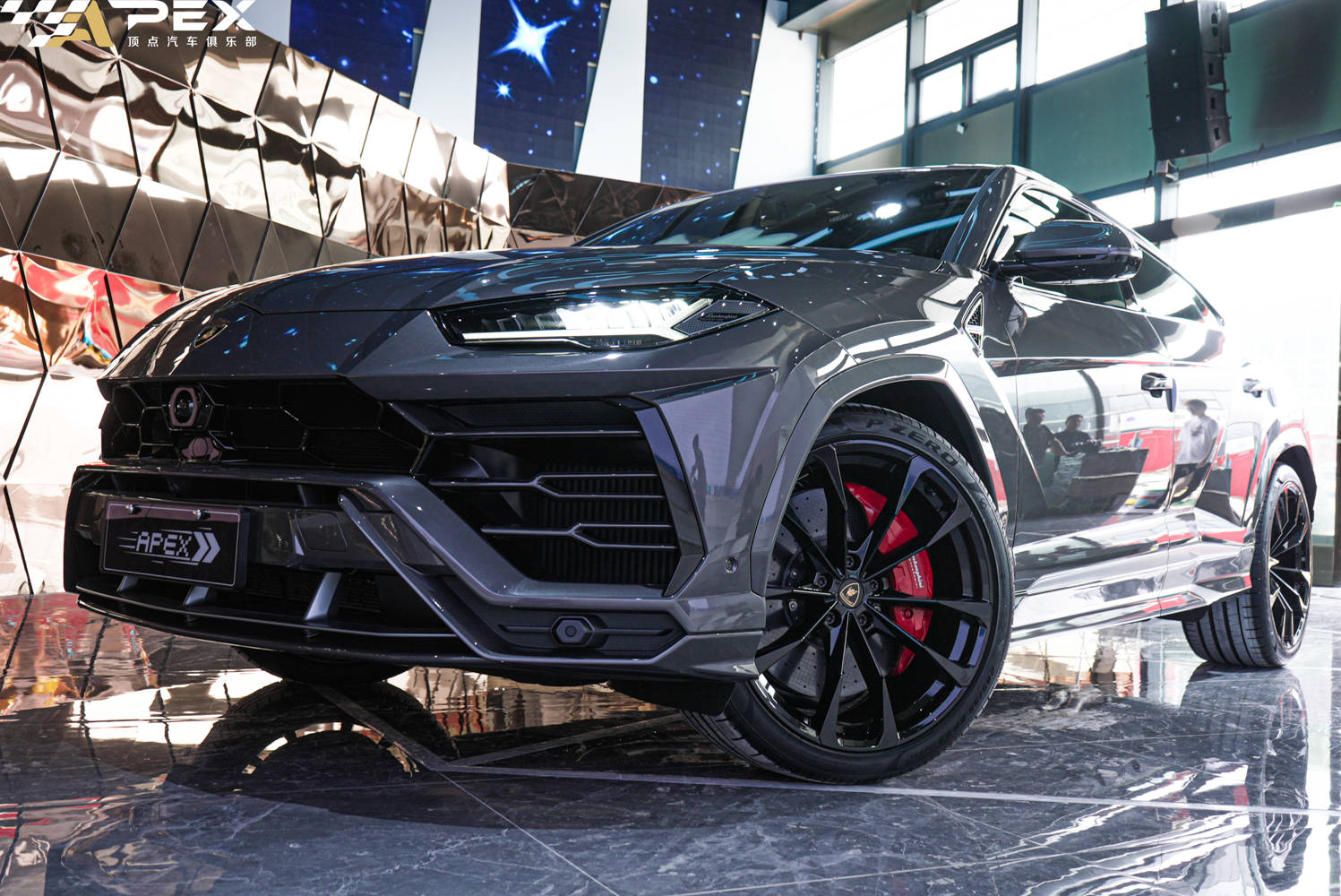 设计师时刻不忘大牛超跑的精气神,永争第一舍我其谁的霸气就算是suv