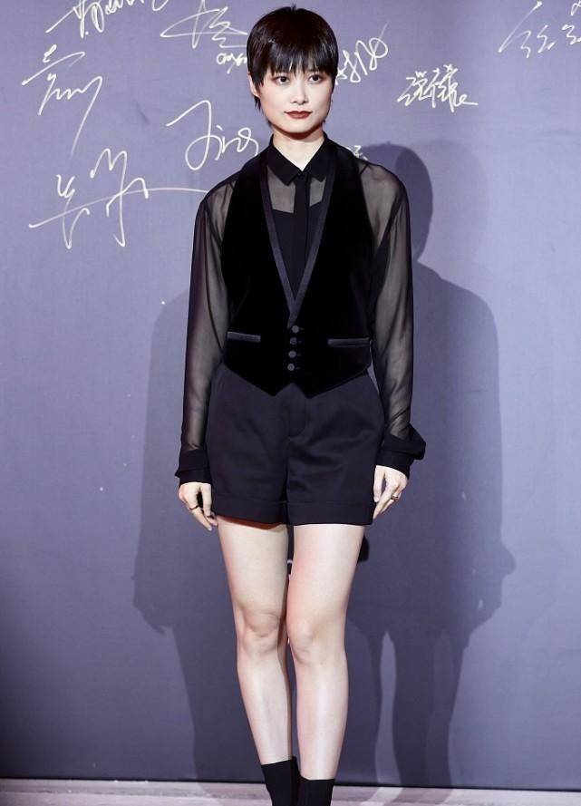 时装|李宇春的身高真不是盖的，穿上高跟鞋比老外还高出半头，挺有气场