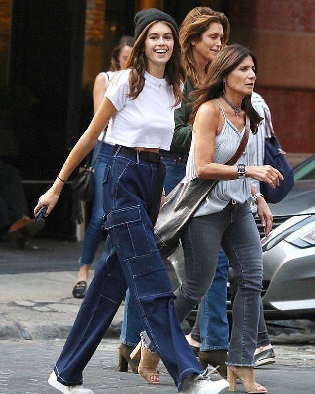 辛迪·|辛迪·克劳馥女儿Kaia,气质天真又高级,高腰牛仔裤穿出黄金比例