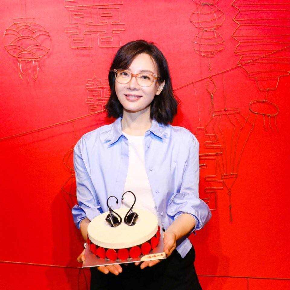 原创44岁陈数手捧蛋糕拍照戴着眼镜撞脸董卿身后大红喜字太抢眼