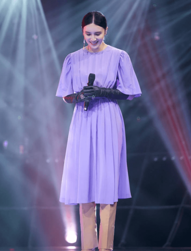 宋佳|宋佳还是挺保守的,穿高开叉裙子还特意加条裤子,依然很有女人味