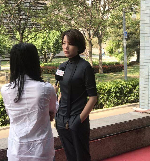 黑色|董卿的气质跟容貌无关，老了眼角纹很明显，但仍然自信漂亮
